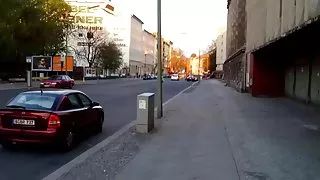 دختر فلم کوس زیبا, در برلین در خیابان