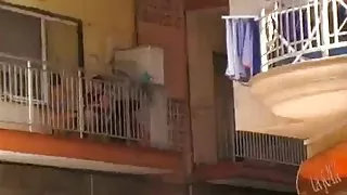 دوربین سکسی ترین مخفی, دختر بدون شورت در بالکن