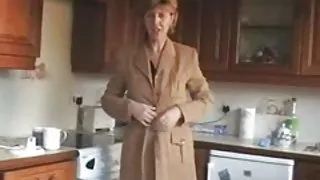 لیزا ان با پوشیدن لباس زیر زنانه سکسی و جوراب ساق بلند سیاه و سفید