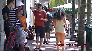 عکس کوس کردن نیکی برزیل, دامن کوتاه, در خیابان راه رفتن! - voyeurchamp.com