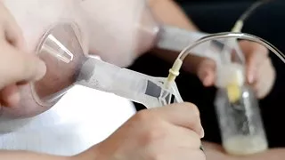 دختران زیبای سکسی پمپ پستان, شیر مکیدن