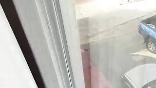 در کون دختر خانه, پنجره