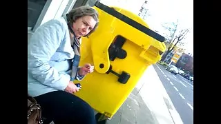 ریزه اندام خروس بزرگ, تنگ, صرف وقت آزاد خود را در بالای یکی از بسیاری از اسباب بازی های جنسی