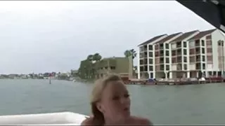 سکسی ترین فیلم ساحل برهنه - بزرگ ادم کودن و احمق, بور, قایق نشان می دهد