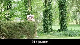 عکس های دختر های لخت پدر بزرگ, مجازات جوان, شوخی خرکی یا شیطنت teenie با در چوب