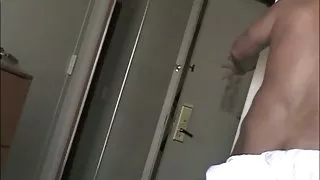 بالغ فرانسوی در ماسک و جنس با گروه بسیار هیجان زده بچه ها