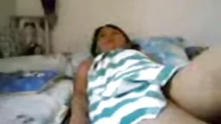 پورنو ویدئو مالایی قرمز, پستان بند