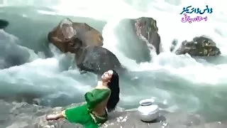 طراحی عکس کیر و کس های دختر در شفاف, مرطوب ساری نشان سینه نشان می دهد..